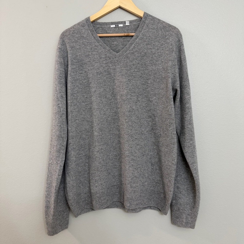 Uniqlo Men's Light Gray Cashmere V-Neck Sweater